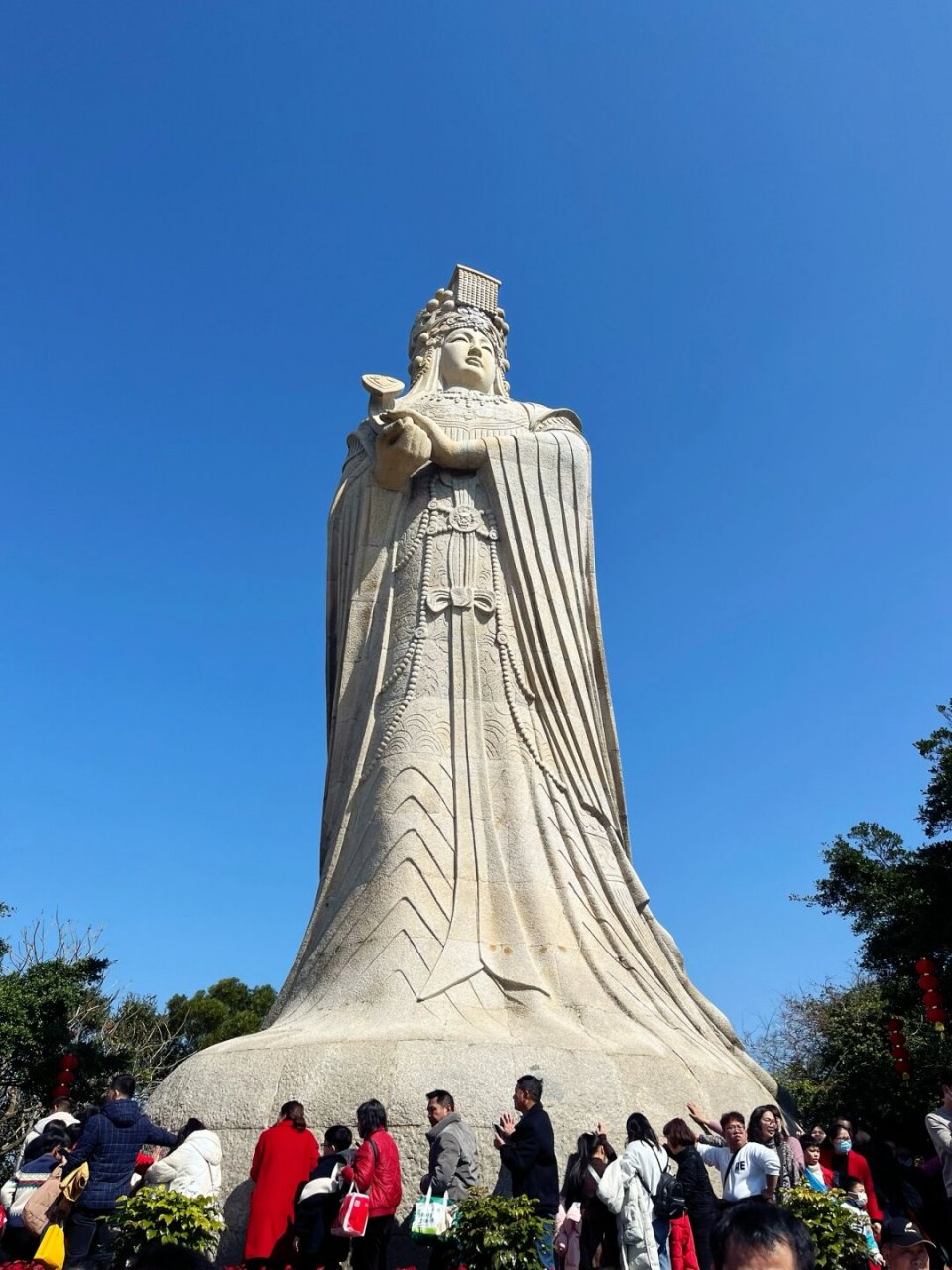 在浩瀚的海洋之滨,有一座小岛静静地伫立着,那便