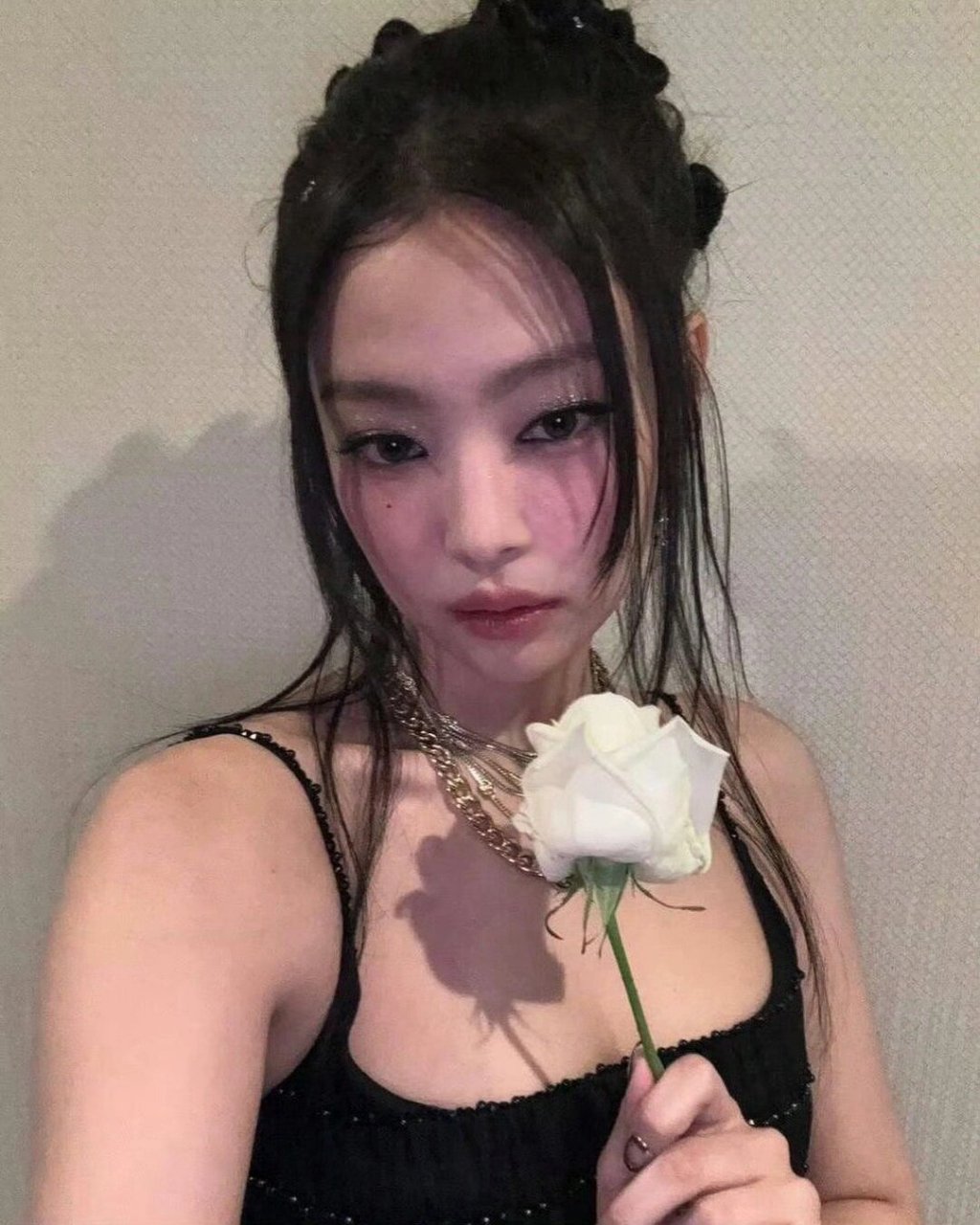 性感黑天鹅jennie,天生就是时髦icon  jennie身穿经典的小黑裙 那么