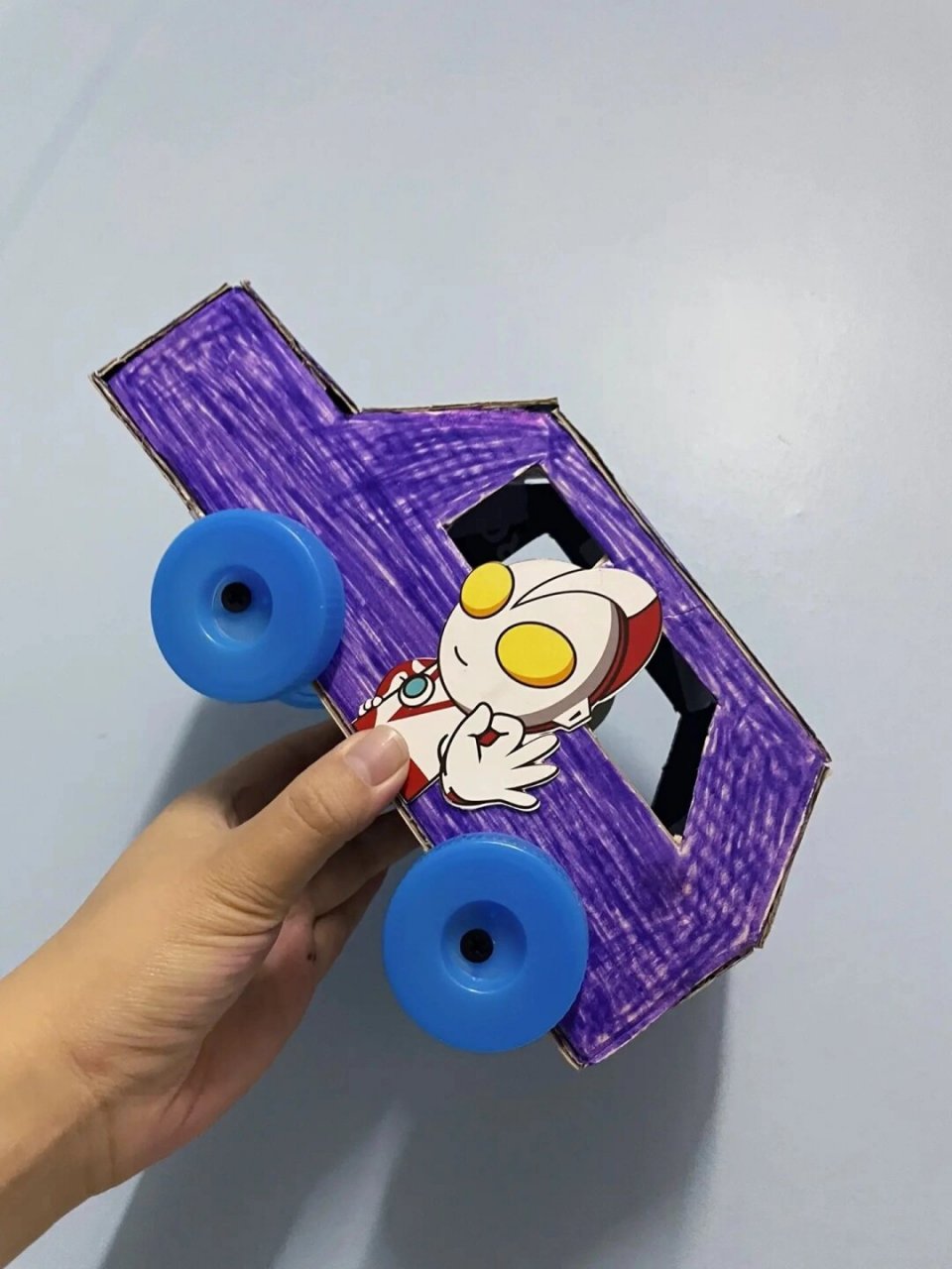 幼儿园手工小汽车  哇,这个幼儿园手工小汽车真的是好漂亮啊!