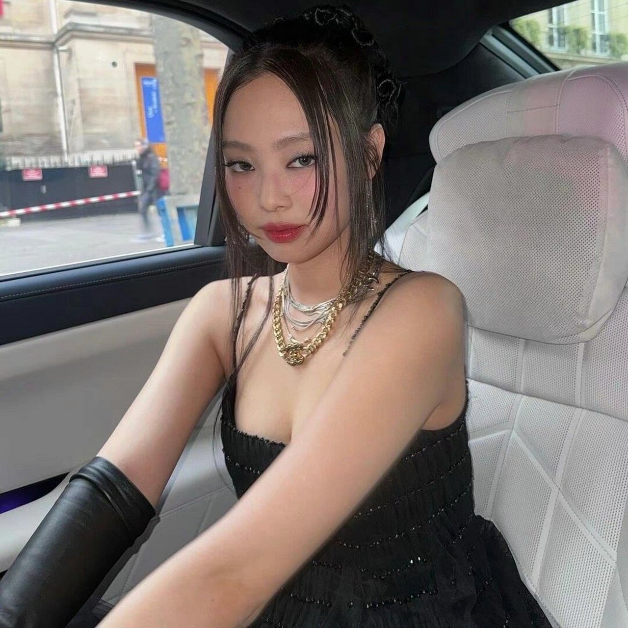 性感黑天鹅jennie,天生就是时髦icon  jennie身穿经典的小黑裙 那么
