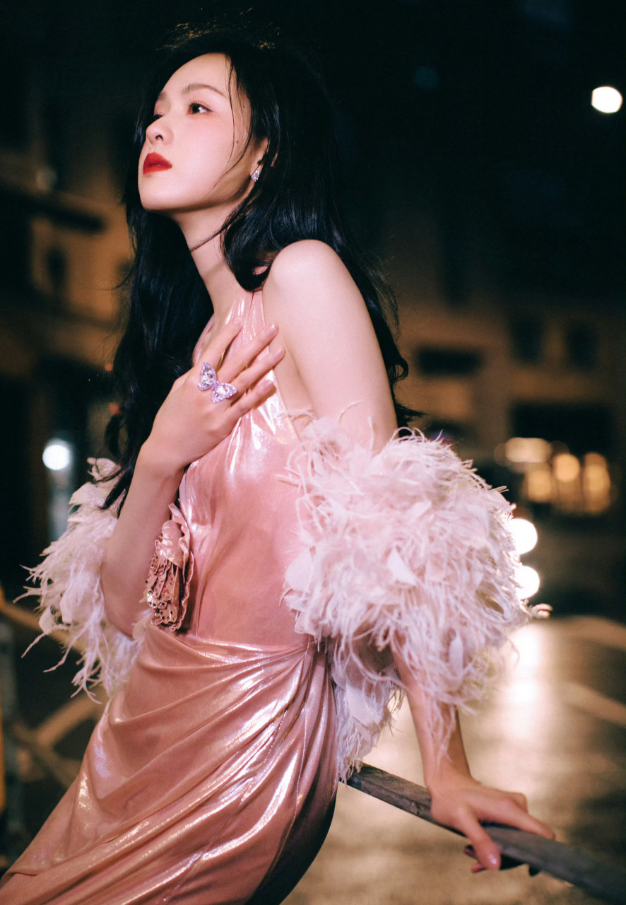 陈都灵港风大片,这一身简直太美了,流光溢彩.#不被定义的女性力量