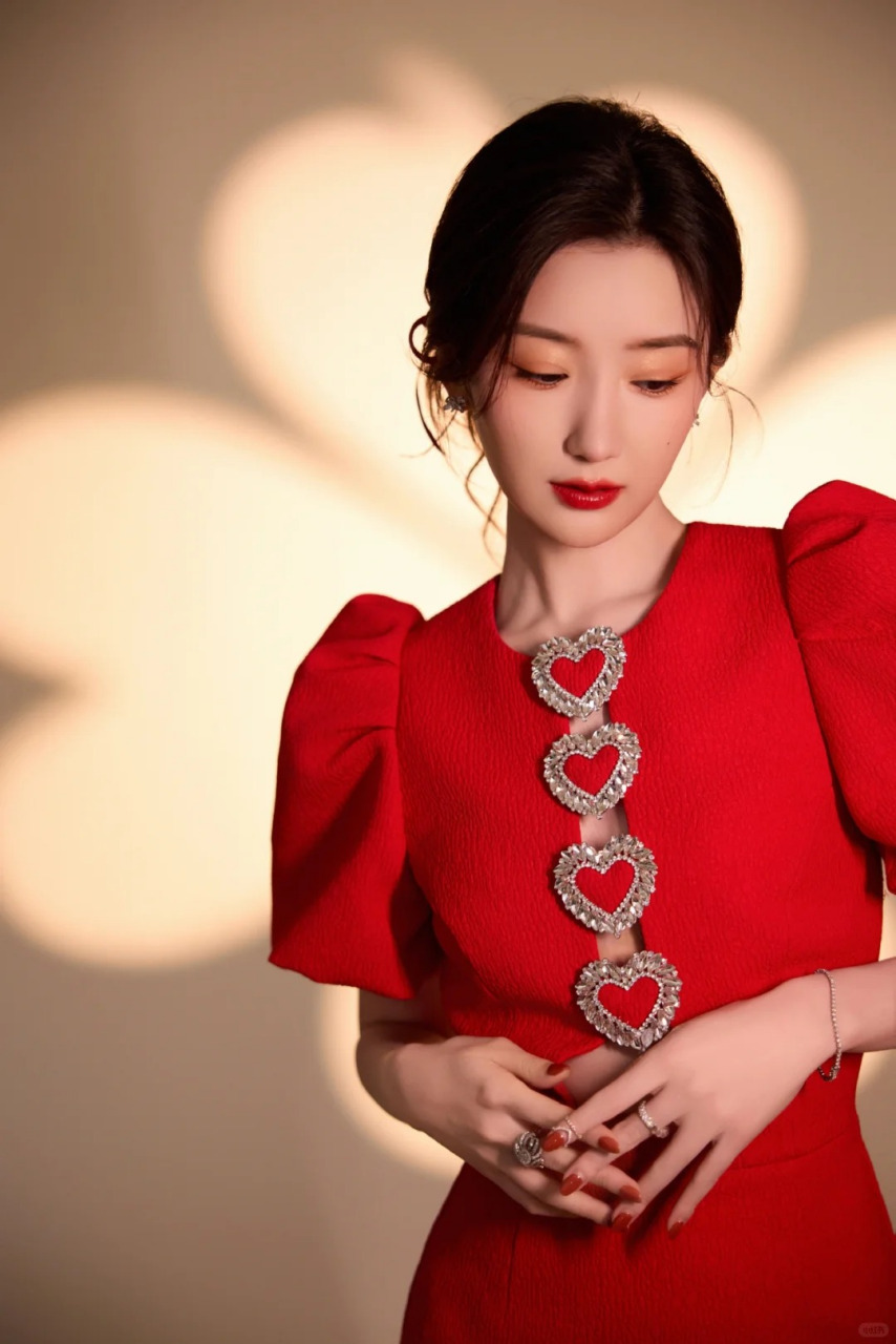 毛晓彤红色连衣裙造型,浪漫复古又不失时尚魅力  毛晓彤的这组美图真