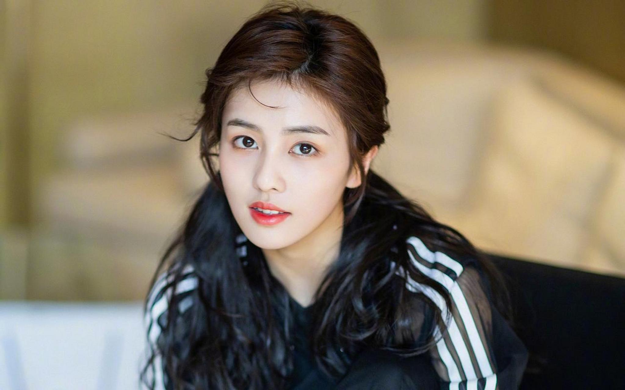 3月11日,女明星白鹿突然被网友吐槽,只因为她在出席活动时,身穿红色