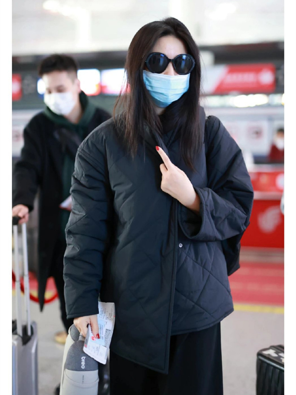 朱珠机场私服曝光,包裹式保暖穿搭难掩巨星风采!