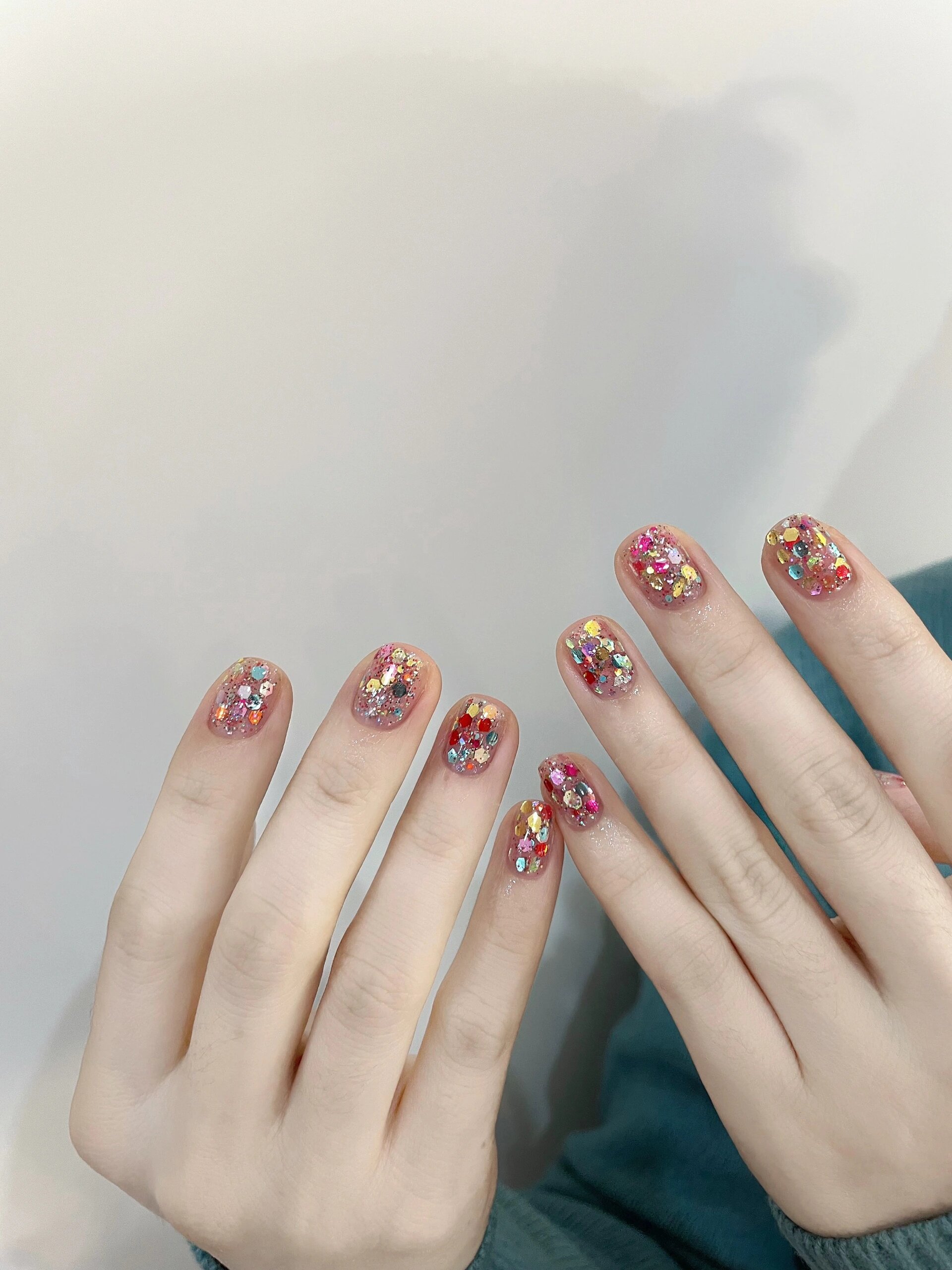 美甲分享:开春一闪一闪亮晶晶  今天给大家分享一款美甲,让你在春天里