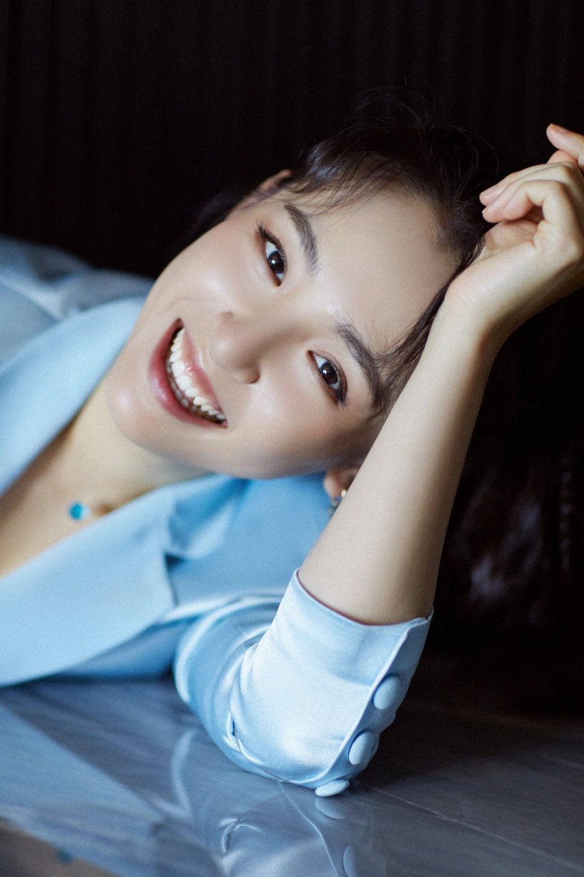 照片中,吴倩穿着一身蓝色的西服,梳着马尾辫,戴着耳环和项链,光住小