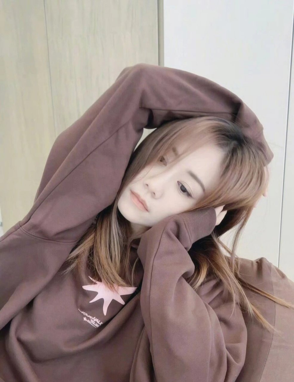 居家休闲的刘芸,很生活很少女  你们看,刘芸在家休闲的照片,真的让人