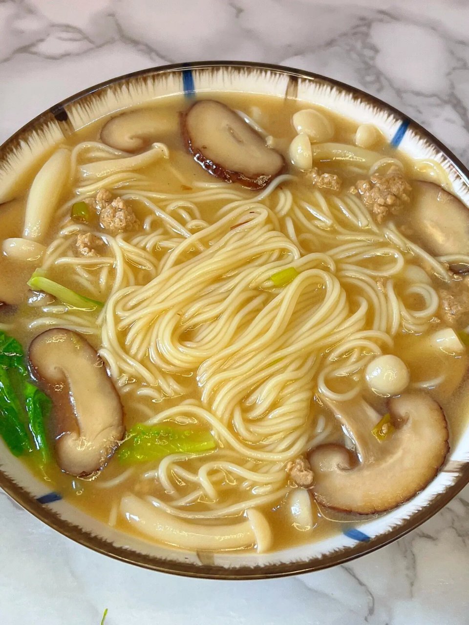 5分钟就能做好的鲜香四溢菌菇汤面!