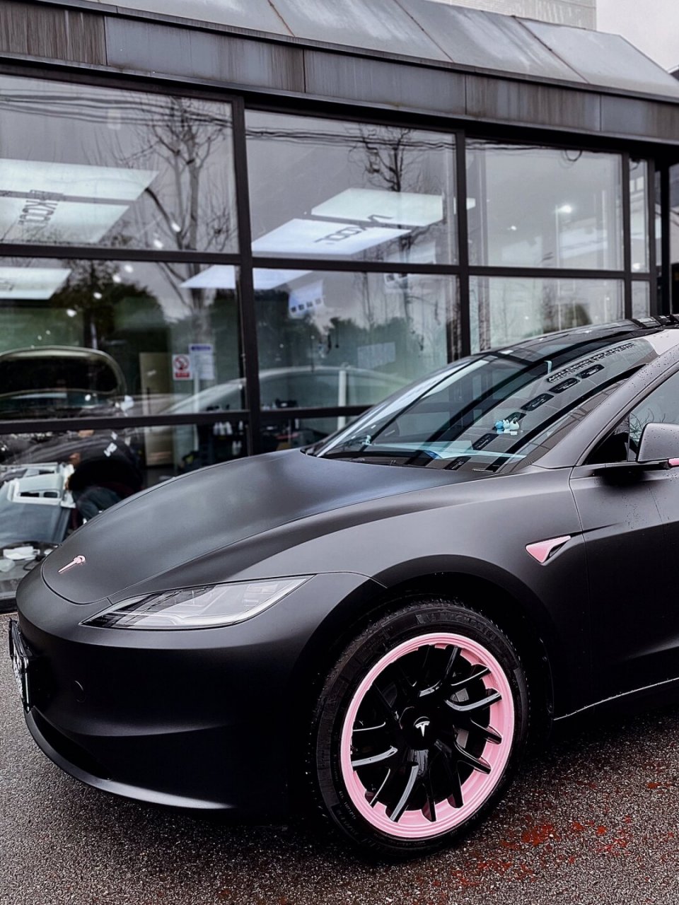 酷中带粉的黑武士  今儿给大家带来一段特斯拉model 3的华丽变身故事!