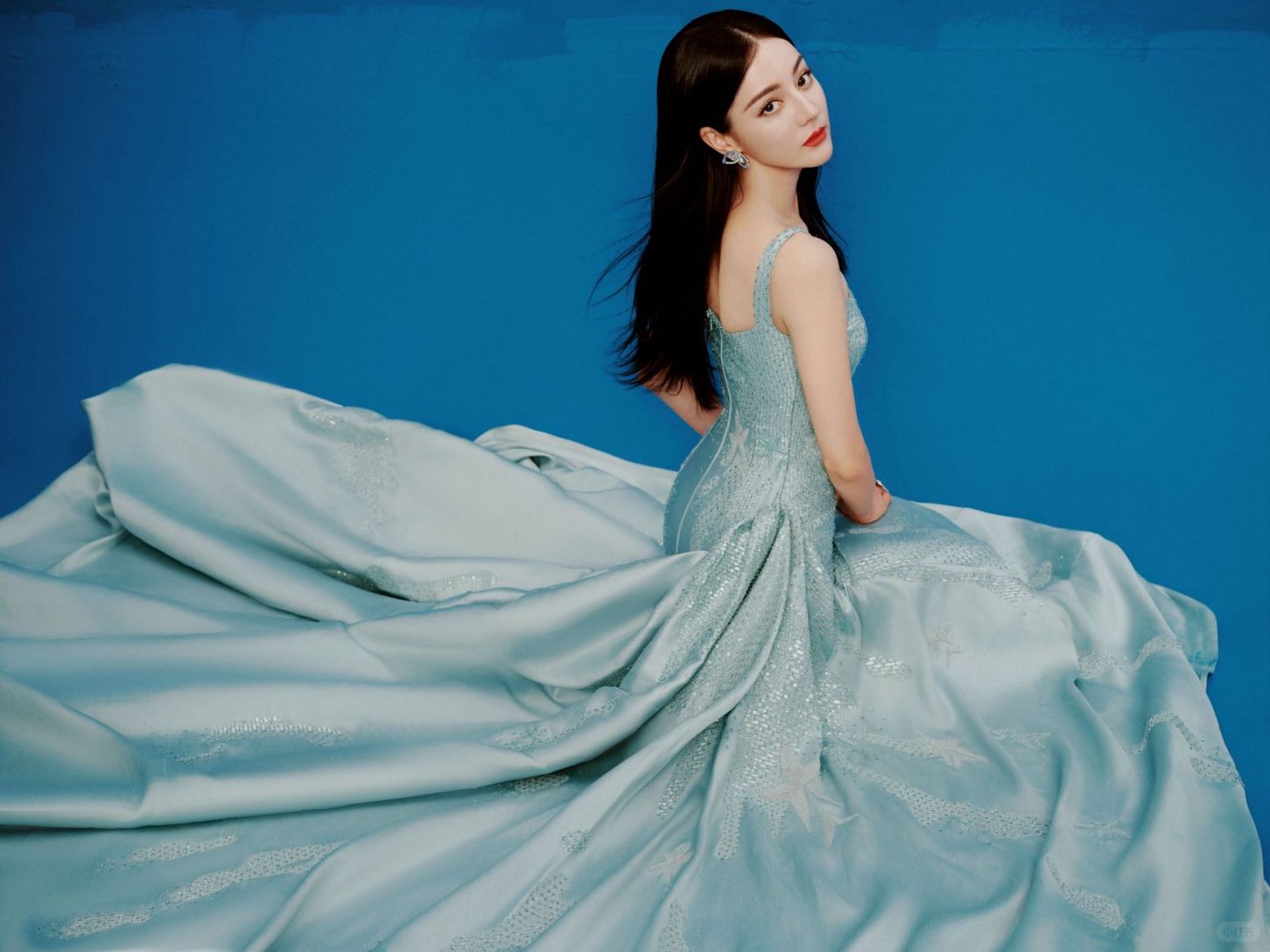 迪丽热巴今晚惊艳亮相,蓝色高定礼裙 绝美妆发,简直是仙女下凡!