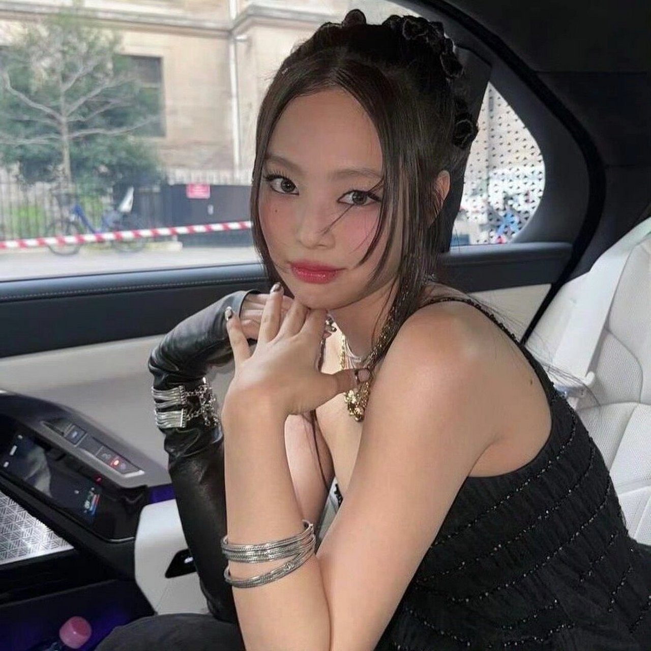 性感黑天鹅jennie,天生就是时髦icon  jennie身穿经典的小黑裙 那么
