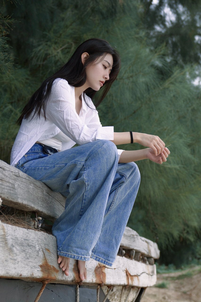 牛仔裤白衬衣的梁洁,海边美丽风景线  这一身清新的装扮,让她看起来