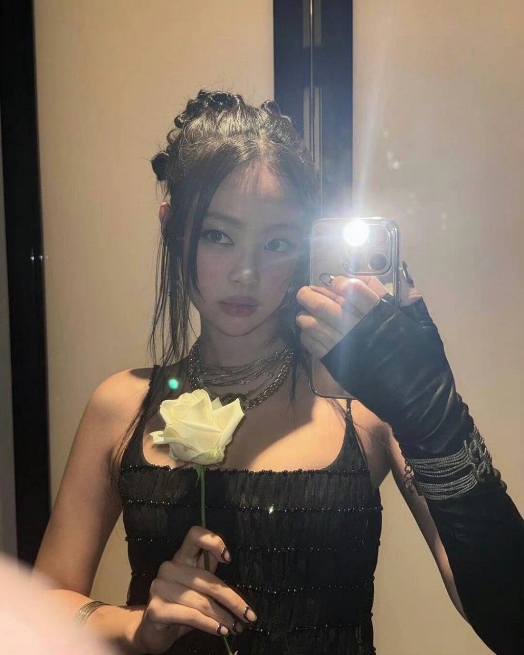 性感黑天鹅jennie,天生就是时髦icon  jennie身穿经典的小黑裙 那么