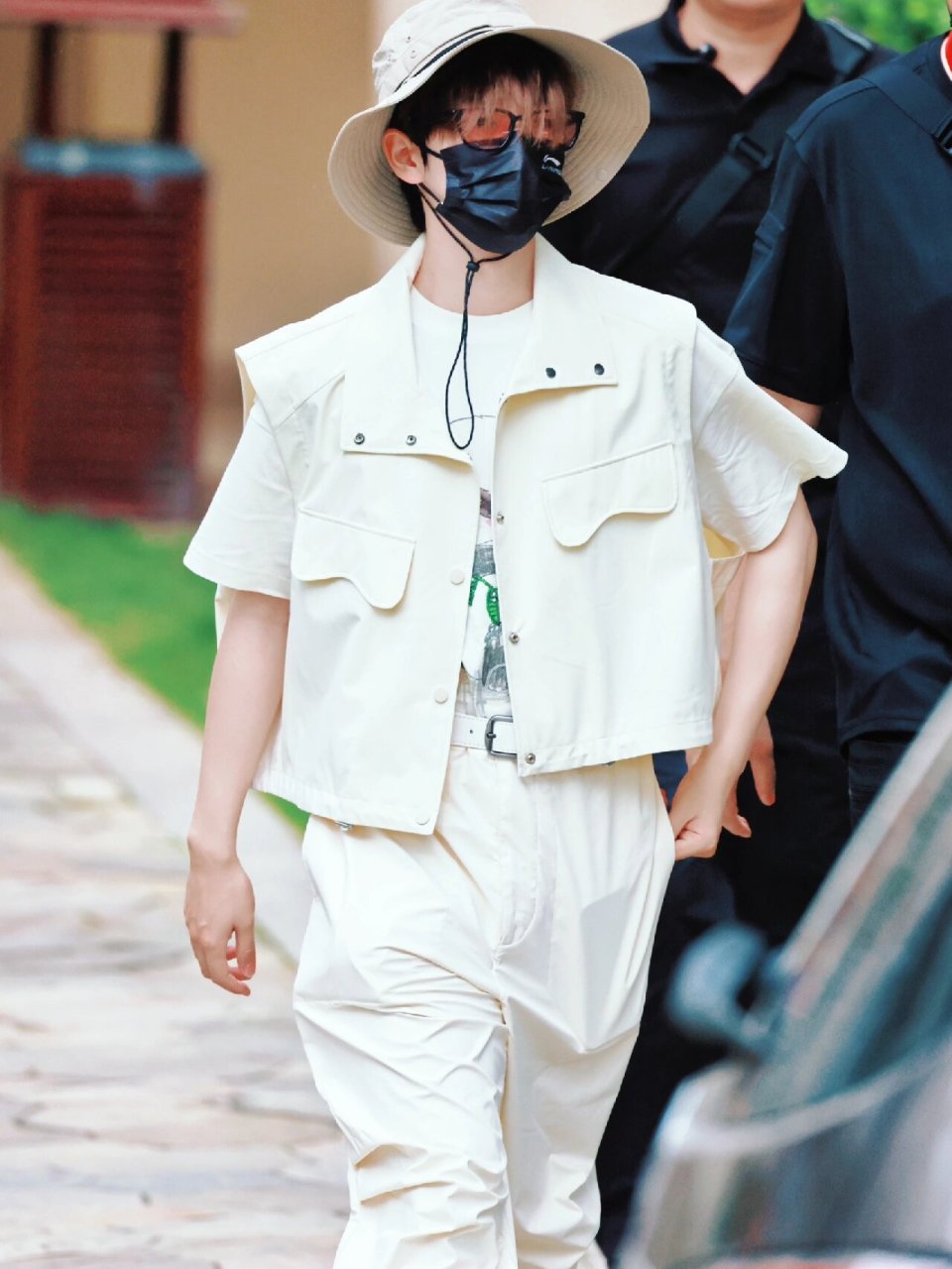 贺峻霖综艺造型|一身白色穿搭上岛咯  贺峻霖的穿搭一直都很有个人