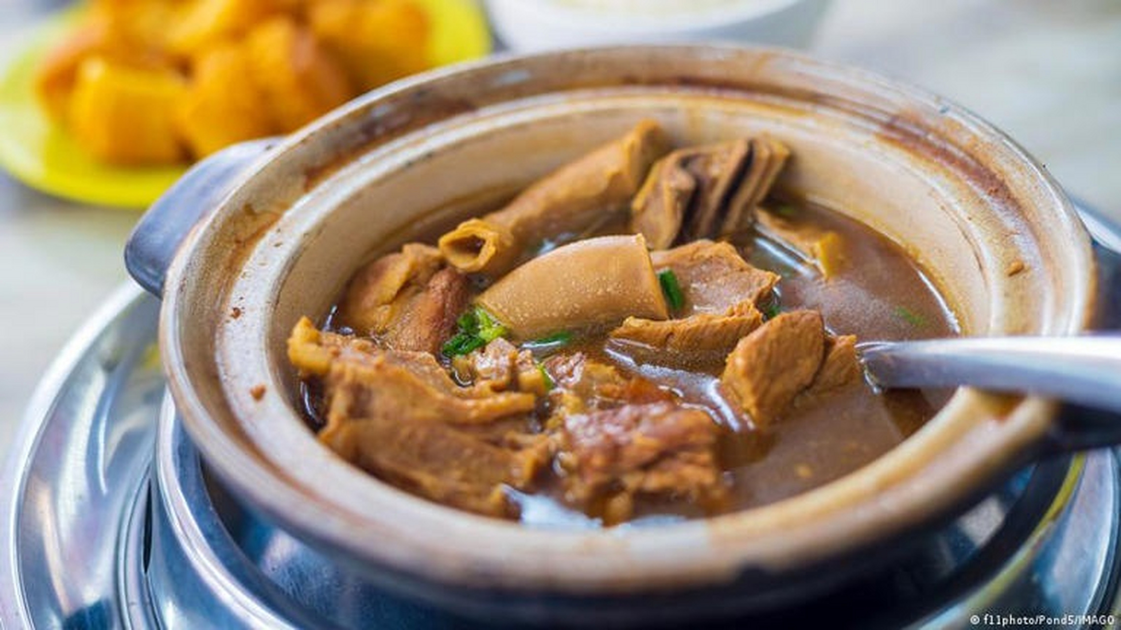 马来西亚政府正式将"肉骨茶"(bak kut teh)列为国家美食遗产,这种传统