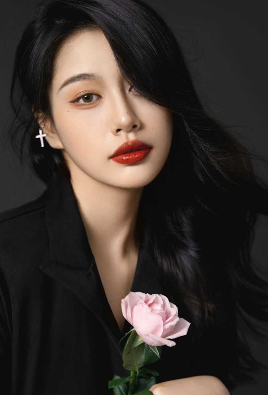 高级又不失浪漫的冷艳御姐照  极简质感的纯黑背景89,营造出一种