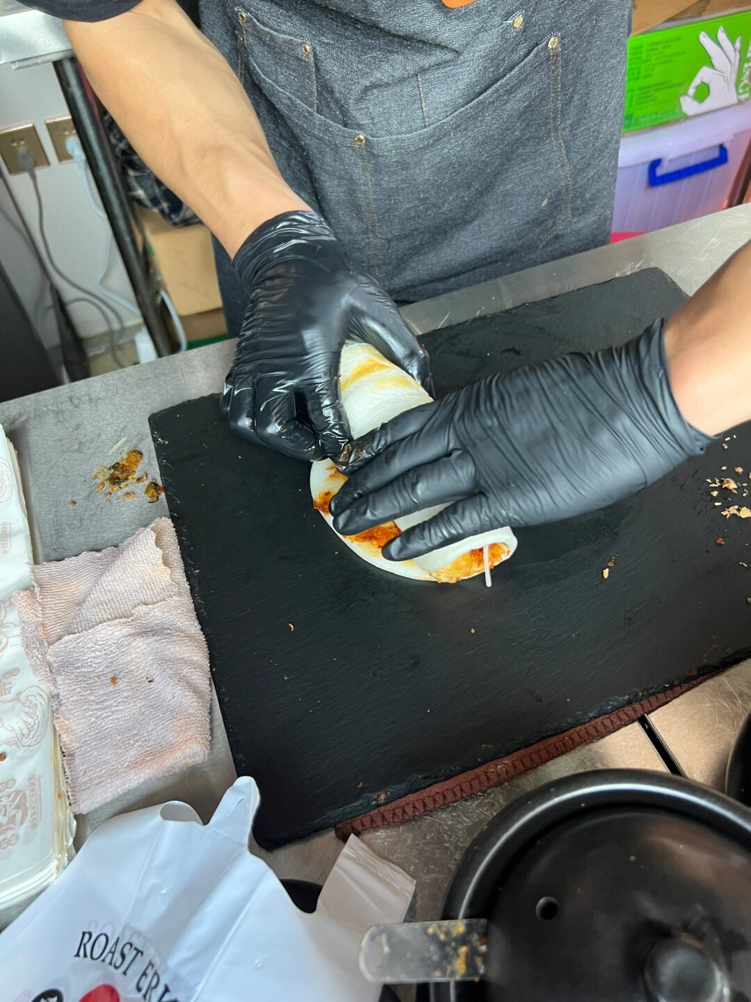 而这家烧饵块店真的是做大做强了他们选用厚的饵块口感超级棒棵 