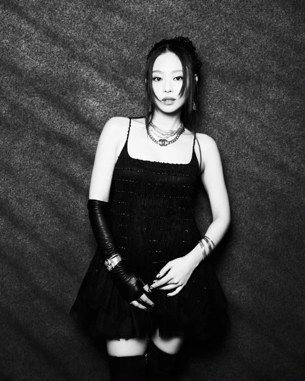 性感黑天鹅jennie,天生就是时髦icon  jennie身穿经典的小黑裙 那么