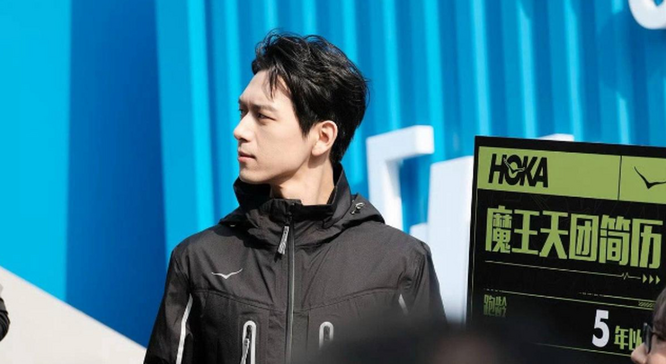 李现的笑容不治愈却是大男孩般的灿烂,他不是小鲜肉般的颜值,却让人看