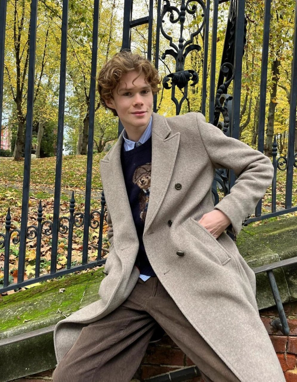 法国男人总是能够在不经意间散发出独特的魅力✨,让人忍不住多看