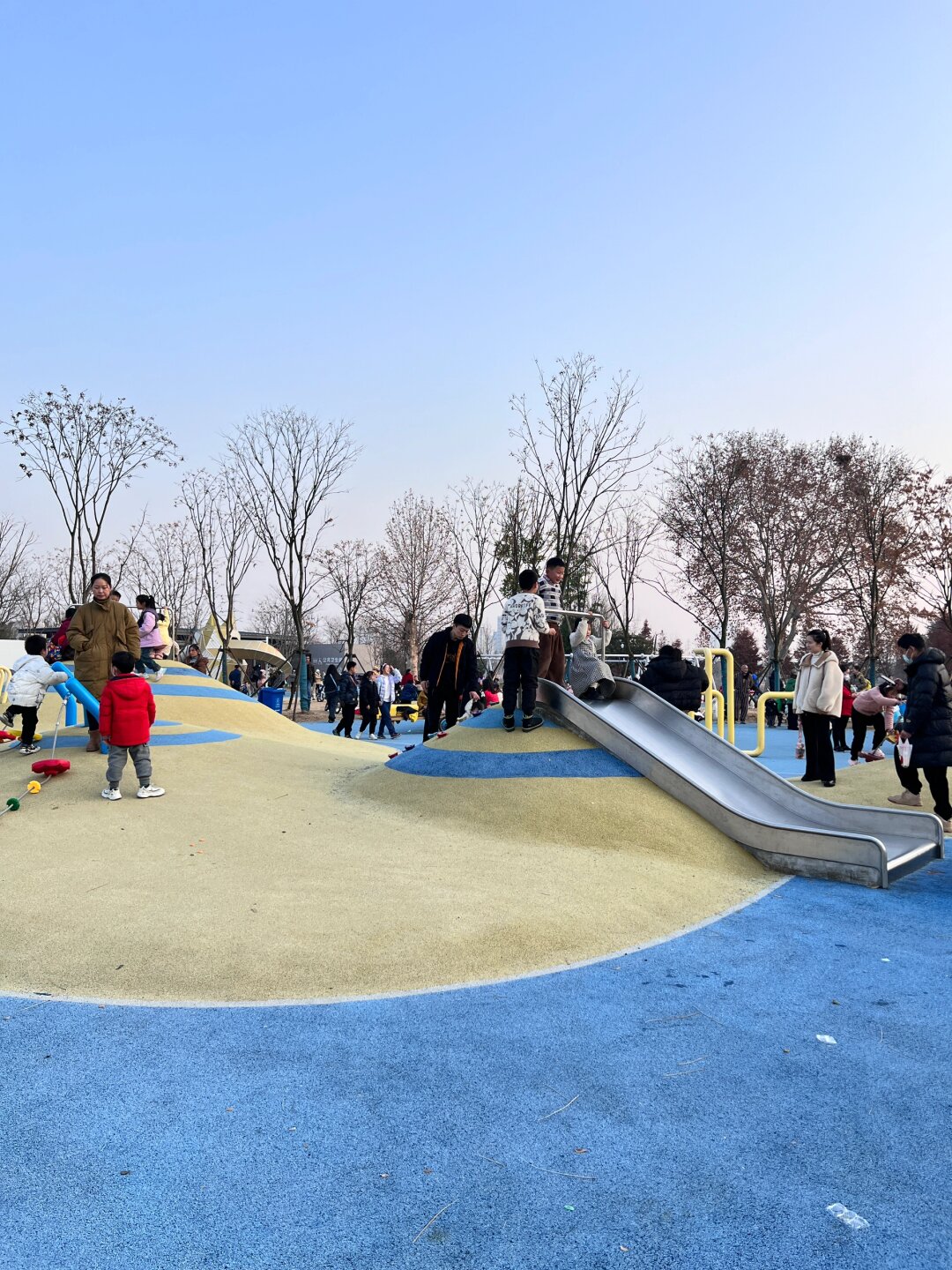 只不过人有点多,可能是旁边的小区居民都出来遛娃了吧
