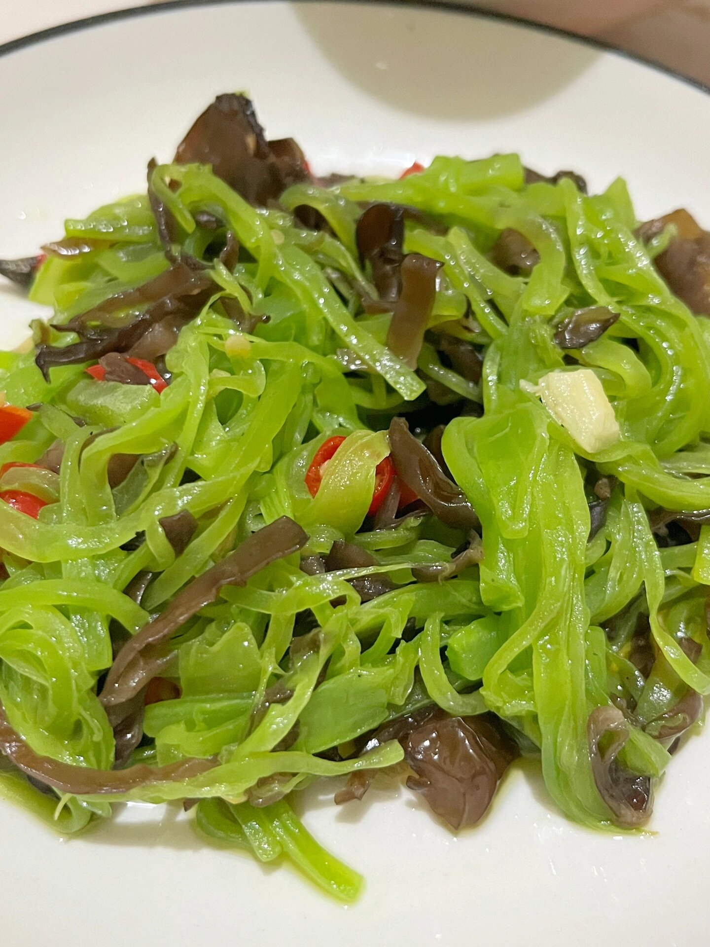 今天决定挑战一下厨房新高度做了一道色香味俱全的木耳炒莴笋