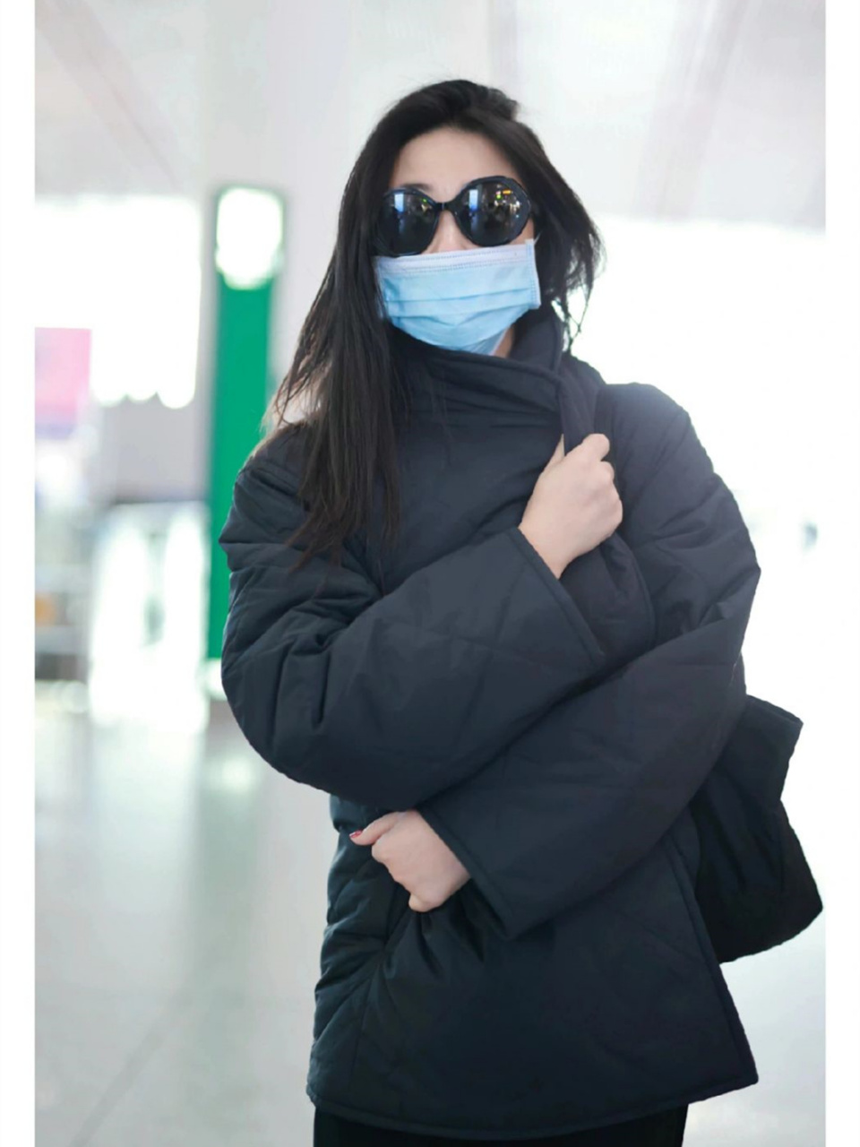 朱珠机场私服曝光,包裹式保暖穿搭难掩巨星风采!