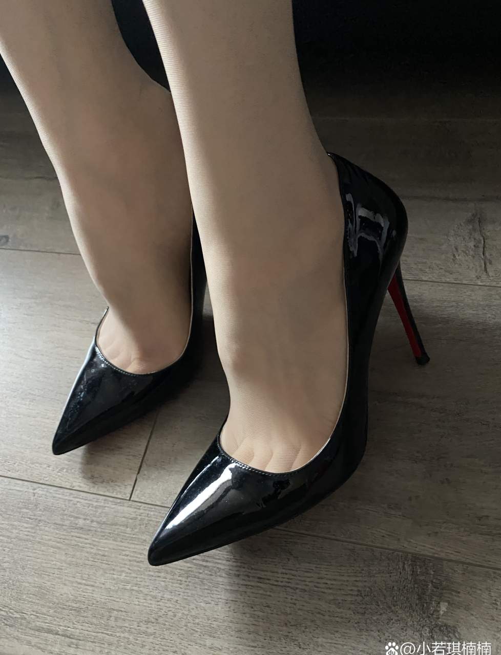 大名鼎鼎的cl红底鞋,相信很多女孩又爱又恨.