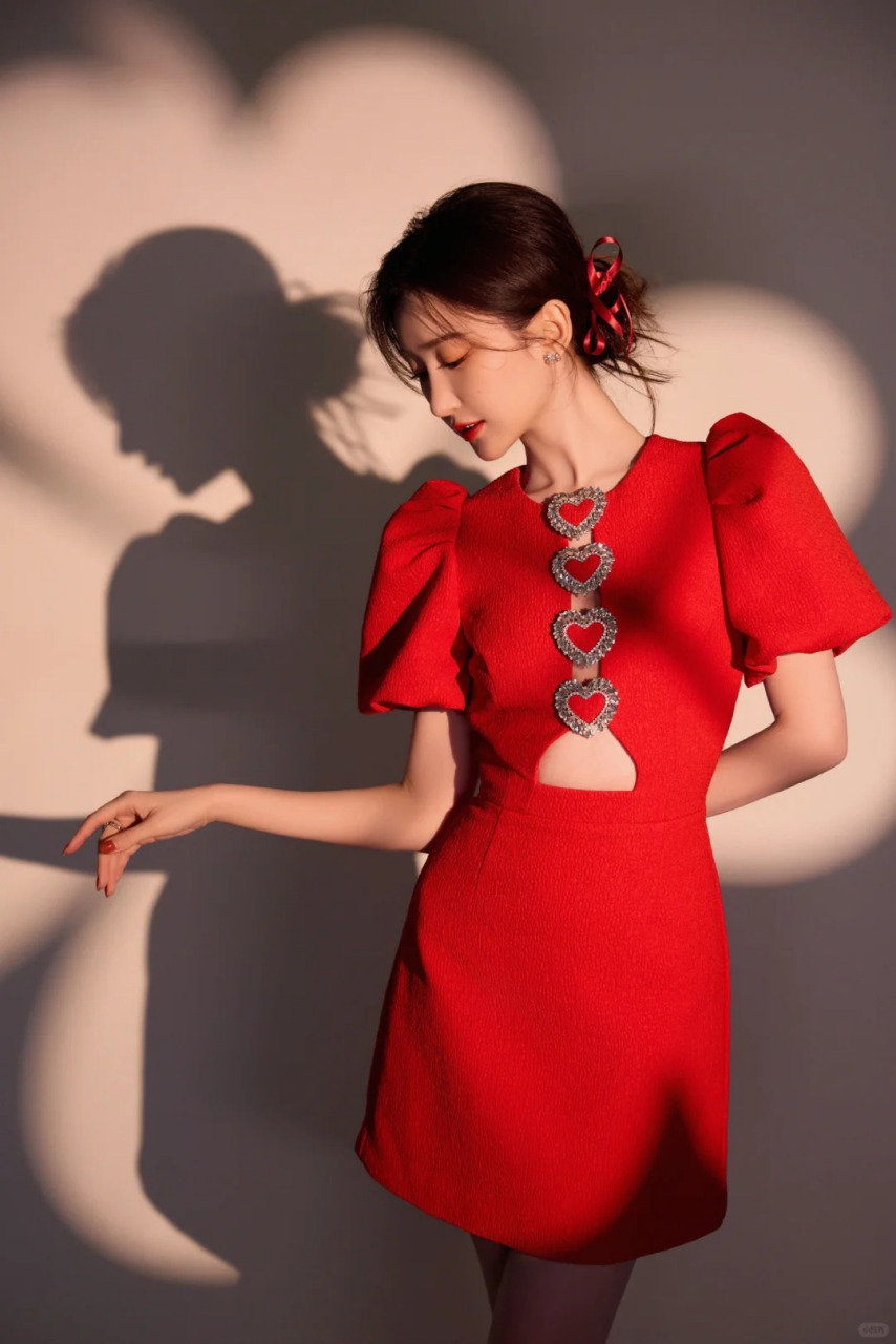 毛晓彤红色连衣裙造型,浪漫复古又不失时尚魅力  毛晓彤的这组美图真