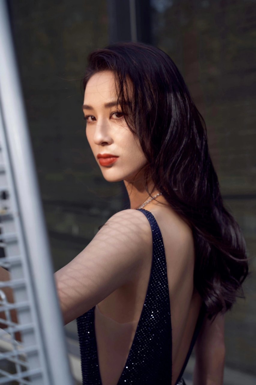 黄圣依长裙美腿,波浪长发妩媚动人!