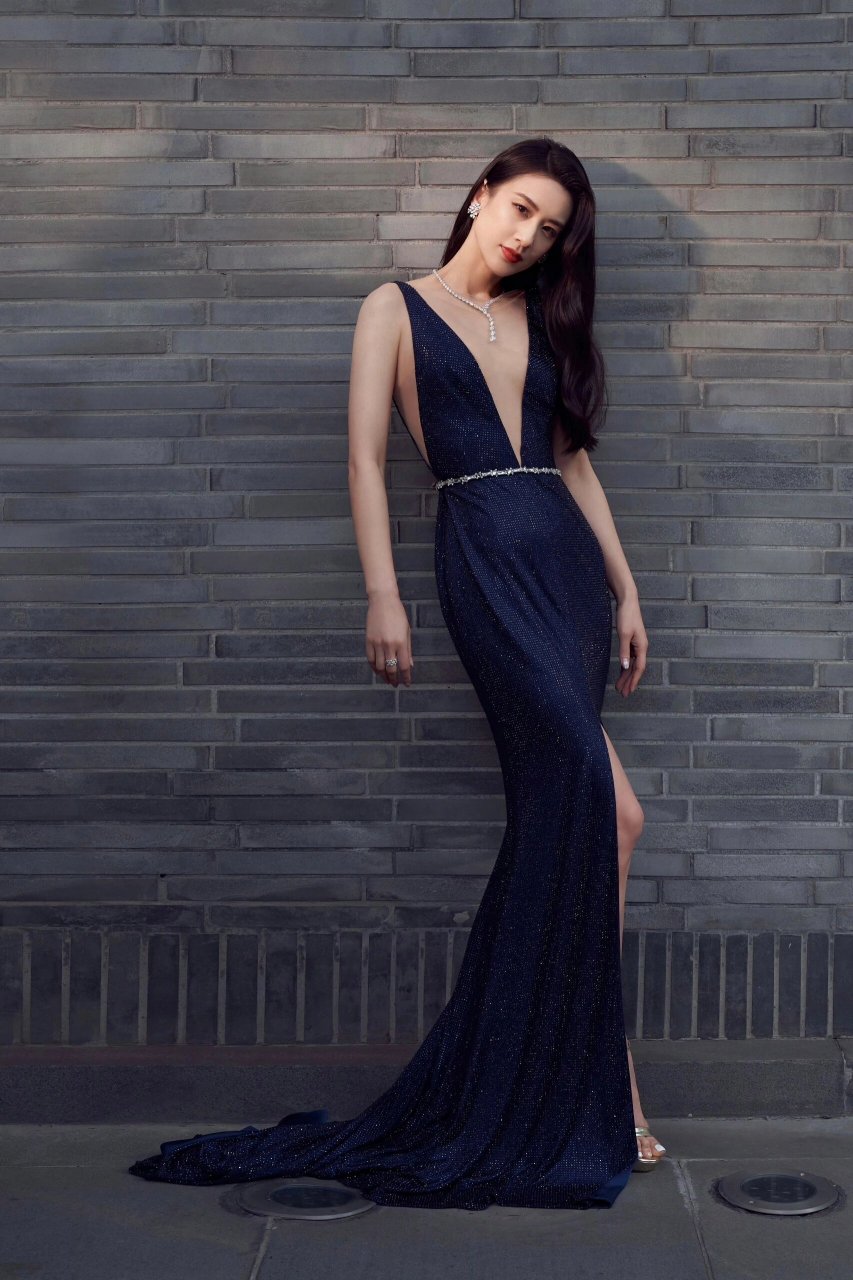 黄圣依长裙美腿,波浪长发妩媚动人!