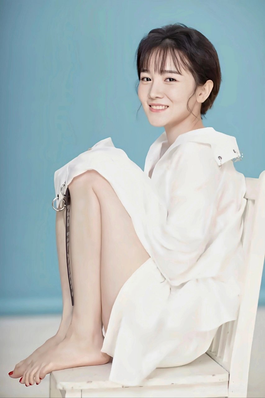 陈小纭穿着白衬衣,这皮肤真的好白!