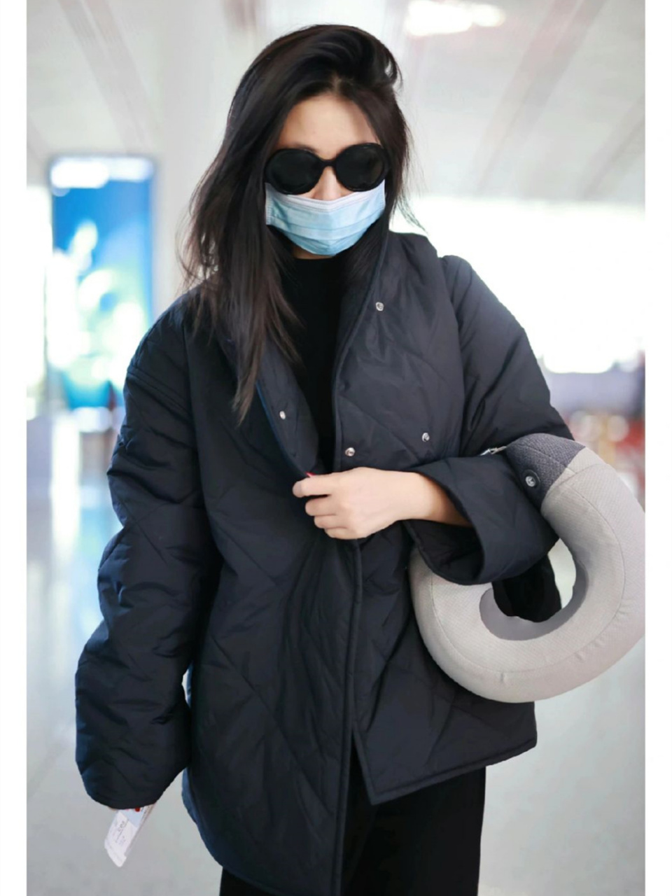 朱珠机场私服曝光,包裹式保暖穿搭难掩巨星风采!