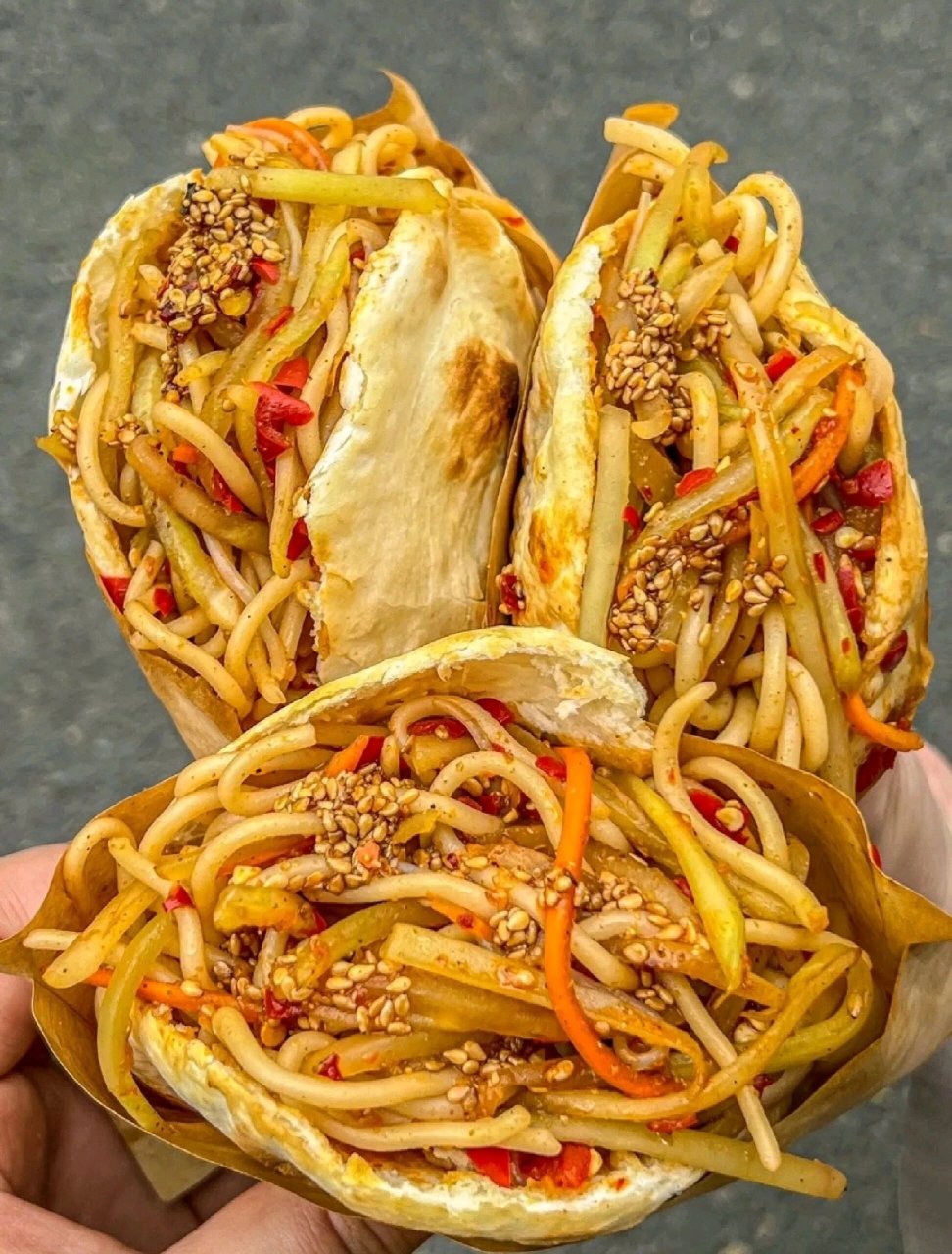 9797  94锅盔凉粉:现烤的锅盔热气腾腾,香酥可