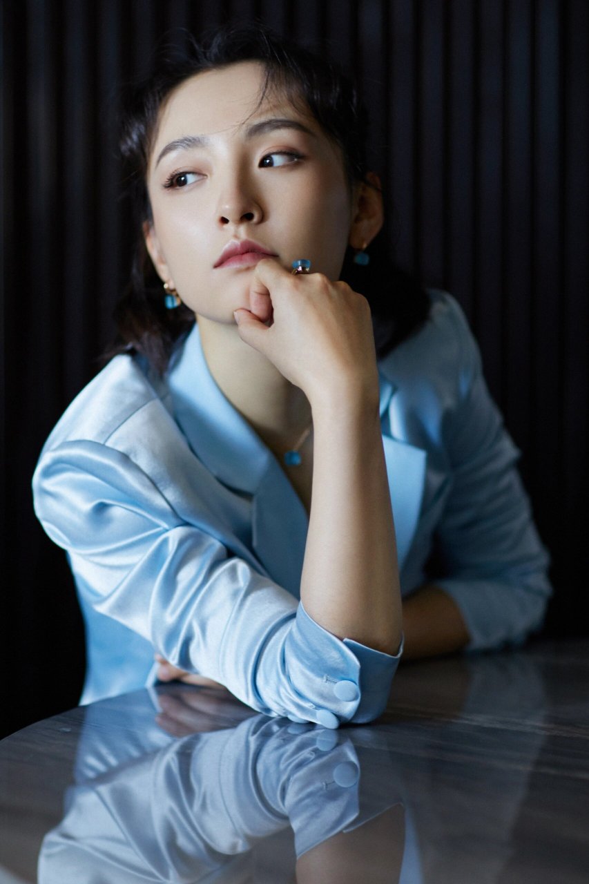 照片中,吴倩穿着一身蓝色的西服,梳着马尾辫,戴着耳环和项链,光住小