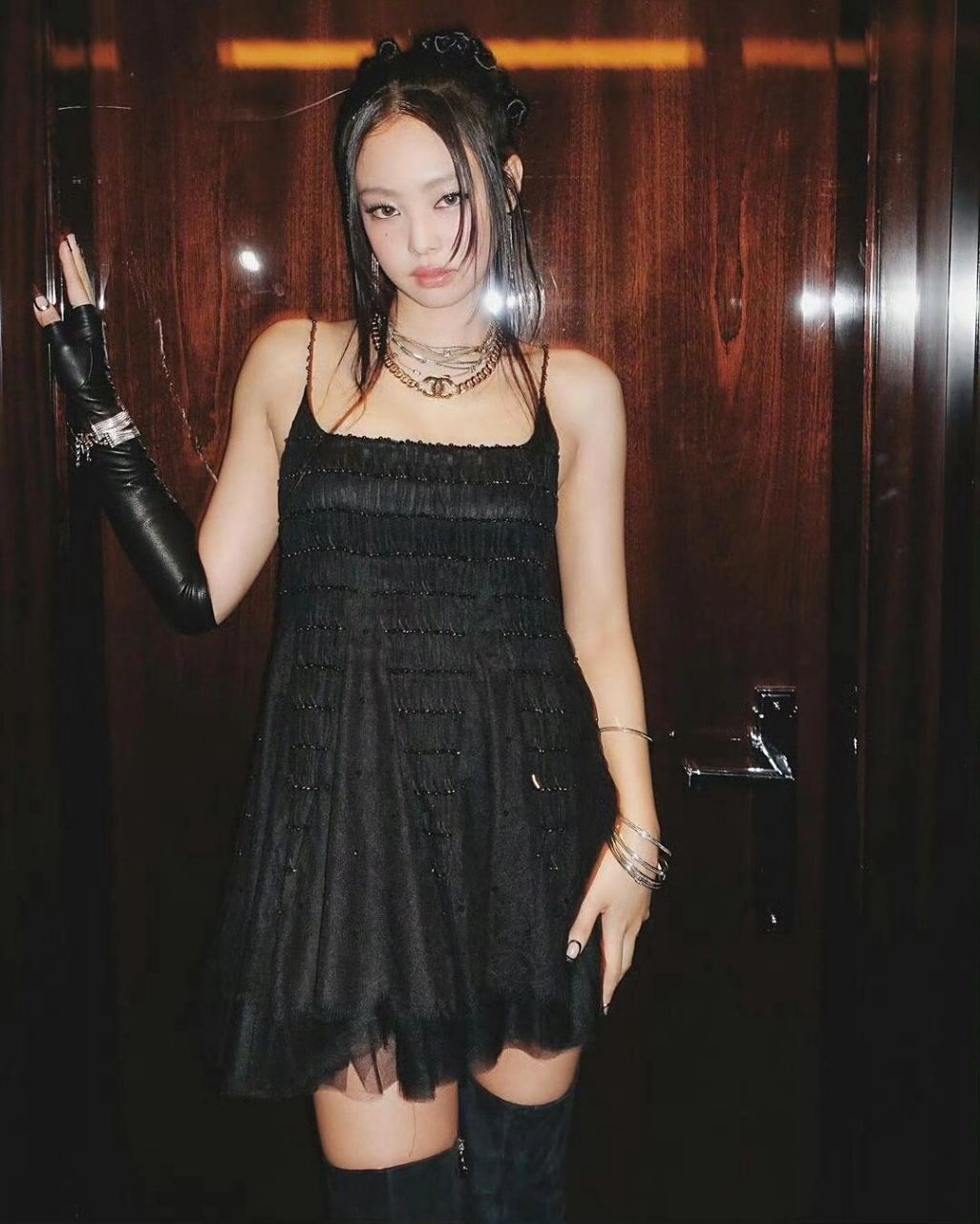 性感黑天鹅jennie,天生就是时髦icon  jennie身穿经典的小黑裙 那么