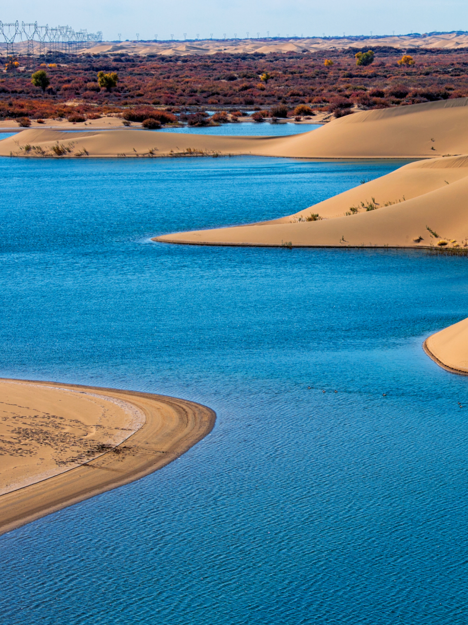 比月牙泉美,一半沙漠一半湖水,99%人错过  92说起沙漠中的湖泊,大家