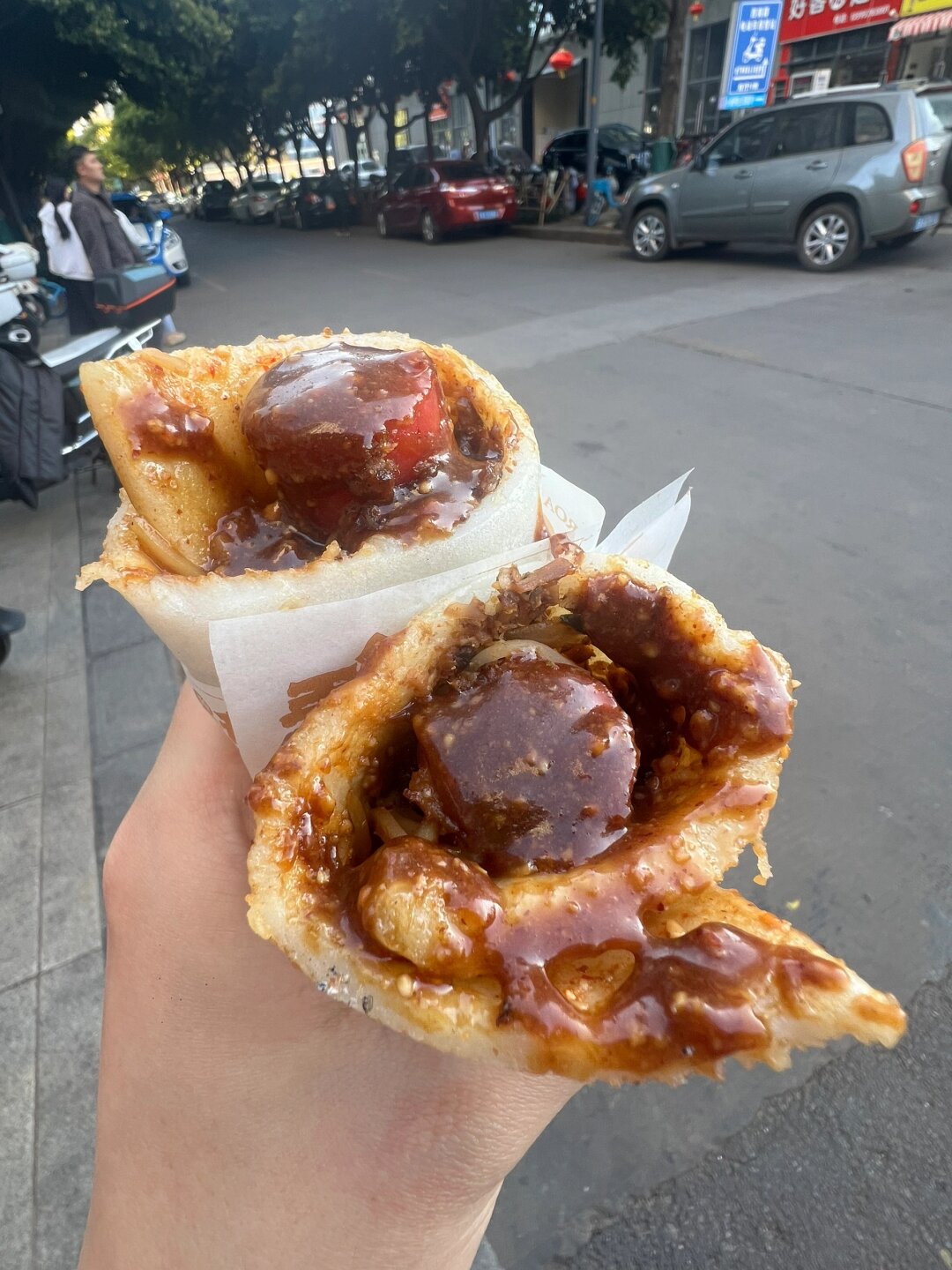 而这家烧饵块店真的是做大做强了他们选用厚的饵块口感超级棒棵 