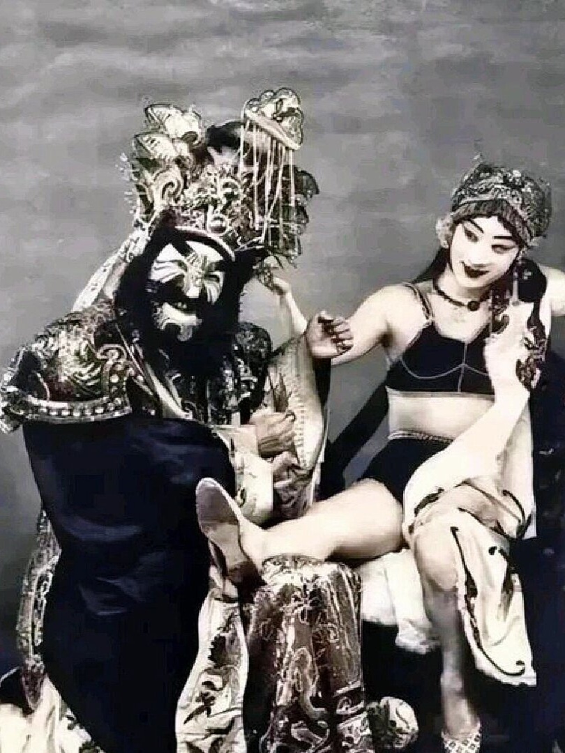 京剧《封神榜》,男妲己半裸媚眼如丝  京剧《封神榜》真是让人叹为