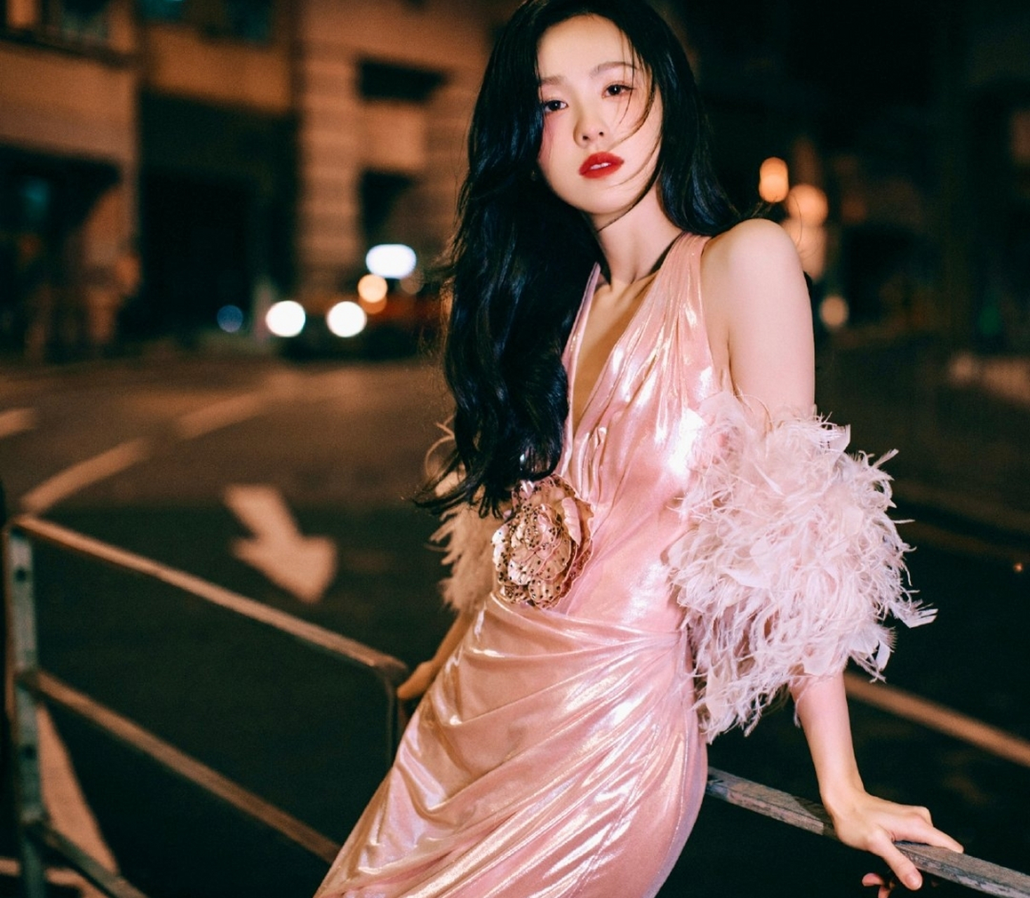 陈都灵今日活动造型大片,粉色羽毛裙大波浪卷发,夜色中的港风美人