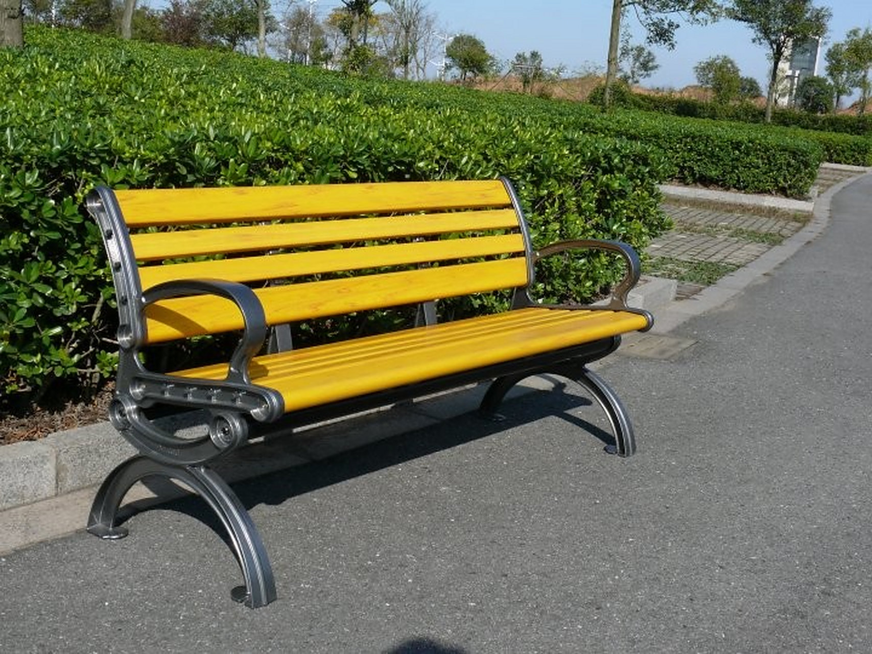 户外休闲椅是城市公共设施,要求与环境配套,实用,结实耐用