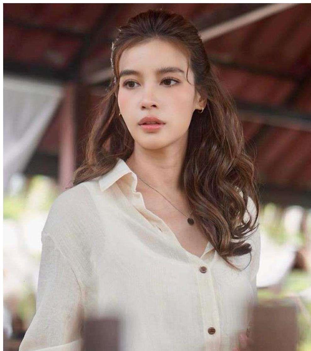 泰剧女神vill承认恋爱中,和新男友做功德时相遇,已交往2个月