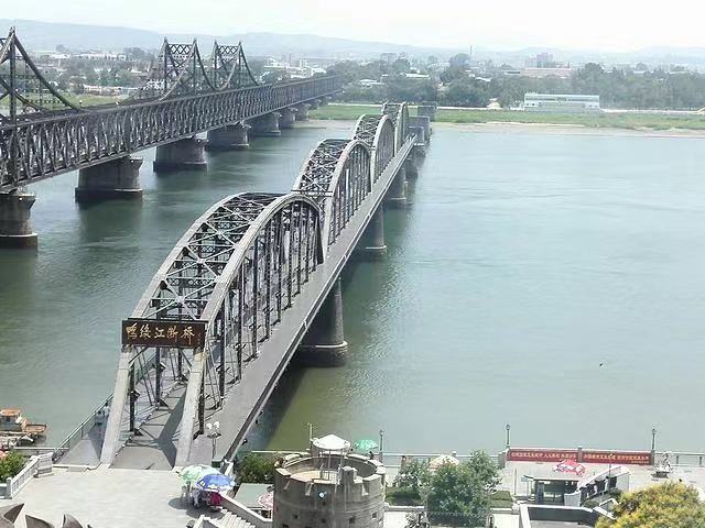 站在饱经沧桑的鸭绿江断桥边,回望历史,缅怀致敬