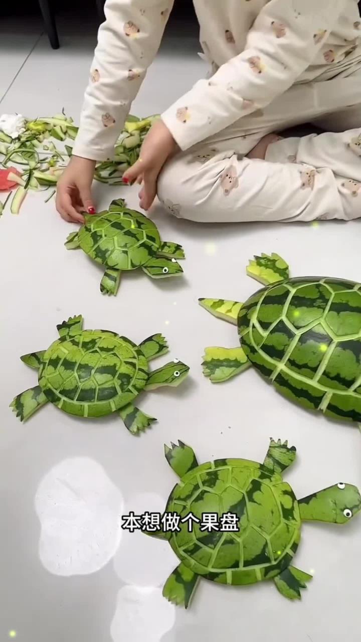 看着这西瓜皮做的乌龟 把宝爸都看呆了,真是太有才了-度小视