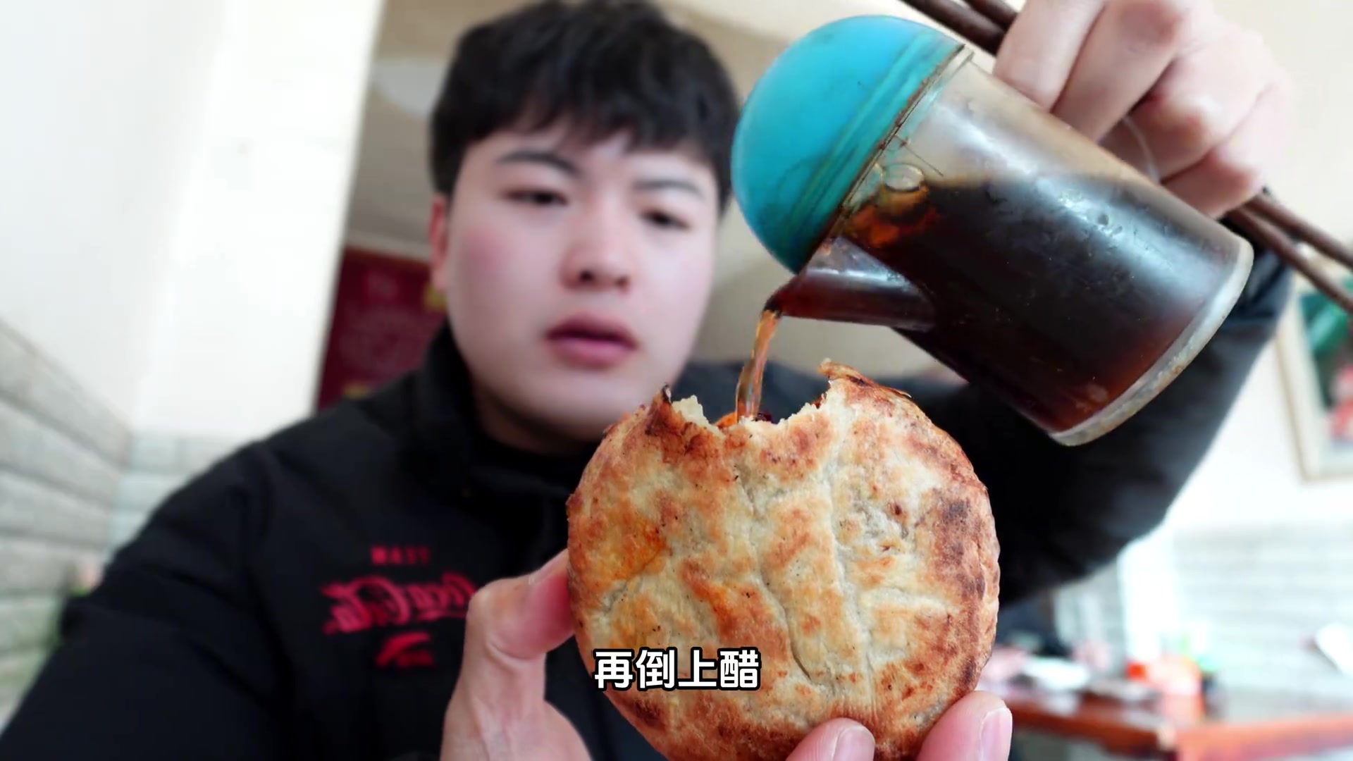 早上爬起来吃个潍坊肉火烧～(请无视我水肿的脸跟头发)