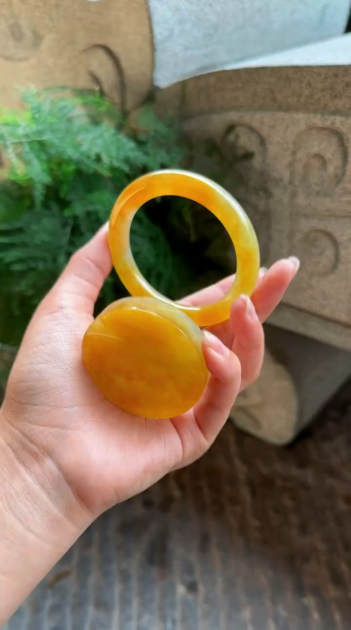 翡翠手镯界的荣华富贵来了,满黄 冰感,富贵双重叠加!