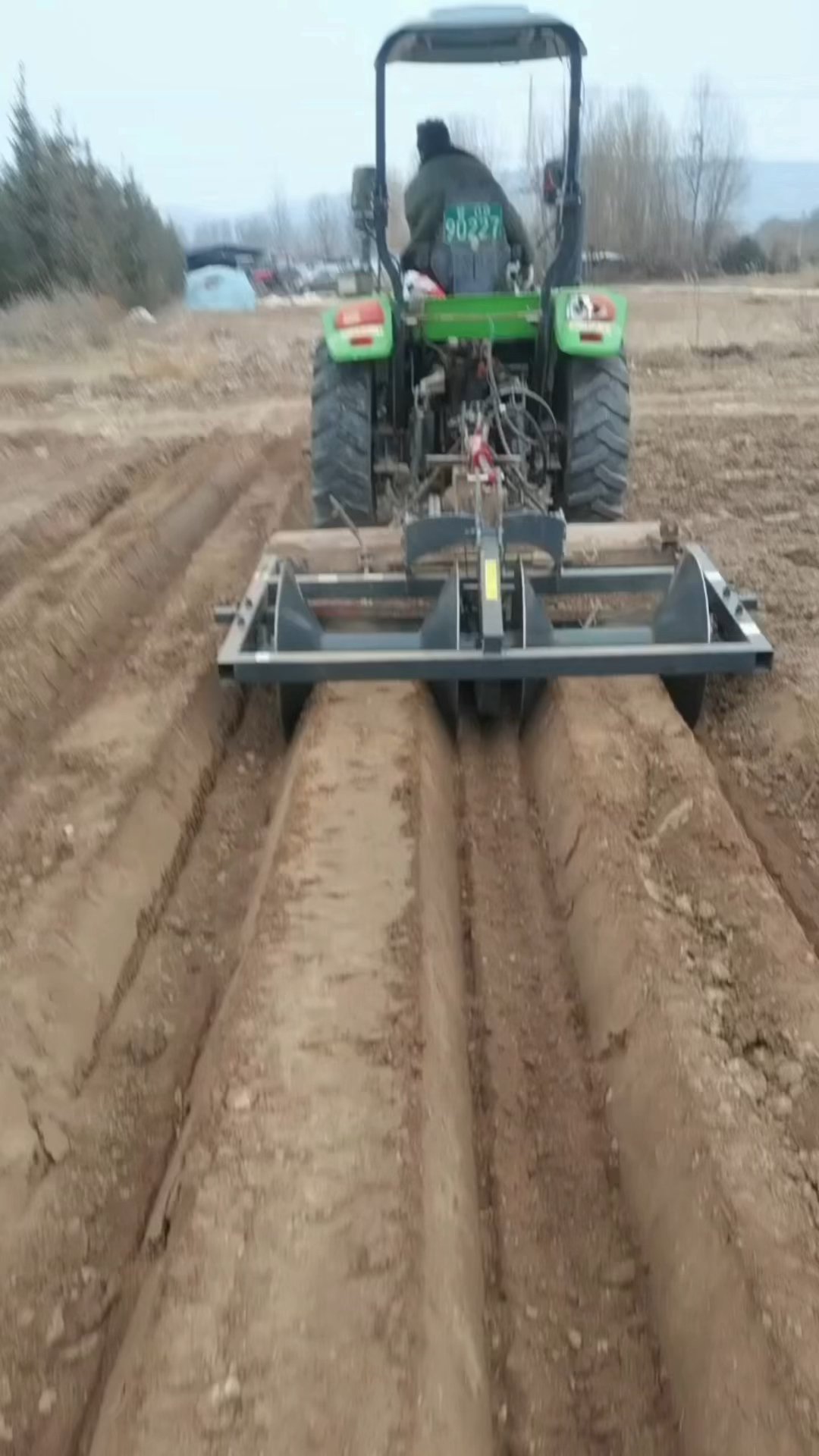 甘肃定西临洮县1.8米旋耕机改装土豆起垄机,旋耕起两垄
