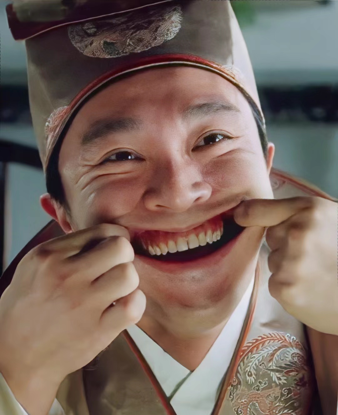 女人…… 二十岁的女人就像足球,有很多人抢!