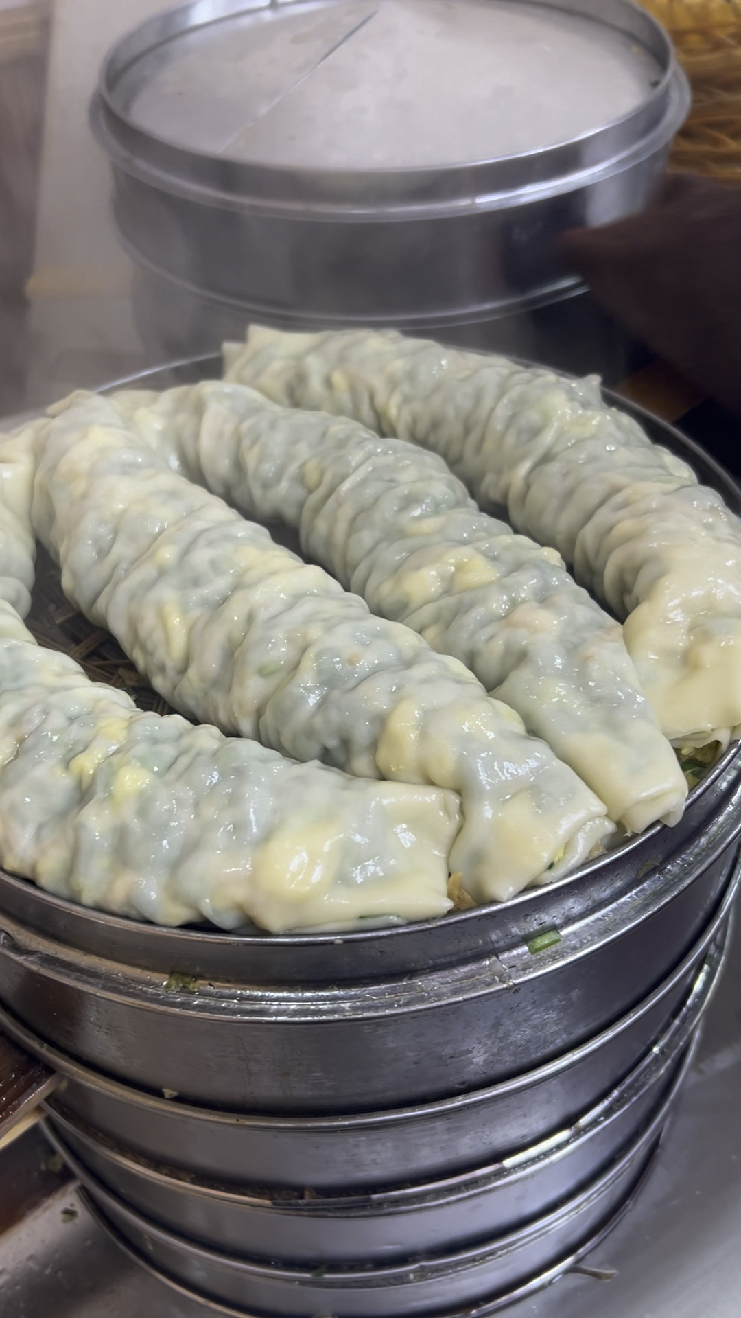 郑州北郊网红菜蟒,有的地方叫狗腿馍,菜卷子,菜馍,你老家叫啥