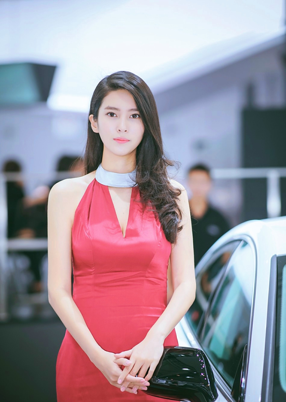 钟鹿纯,女神级别的车模,以她独特的魅力和气质征服了无数人的心.